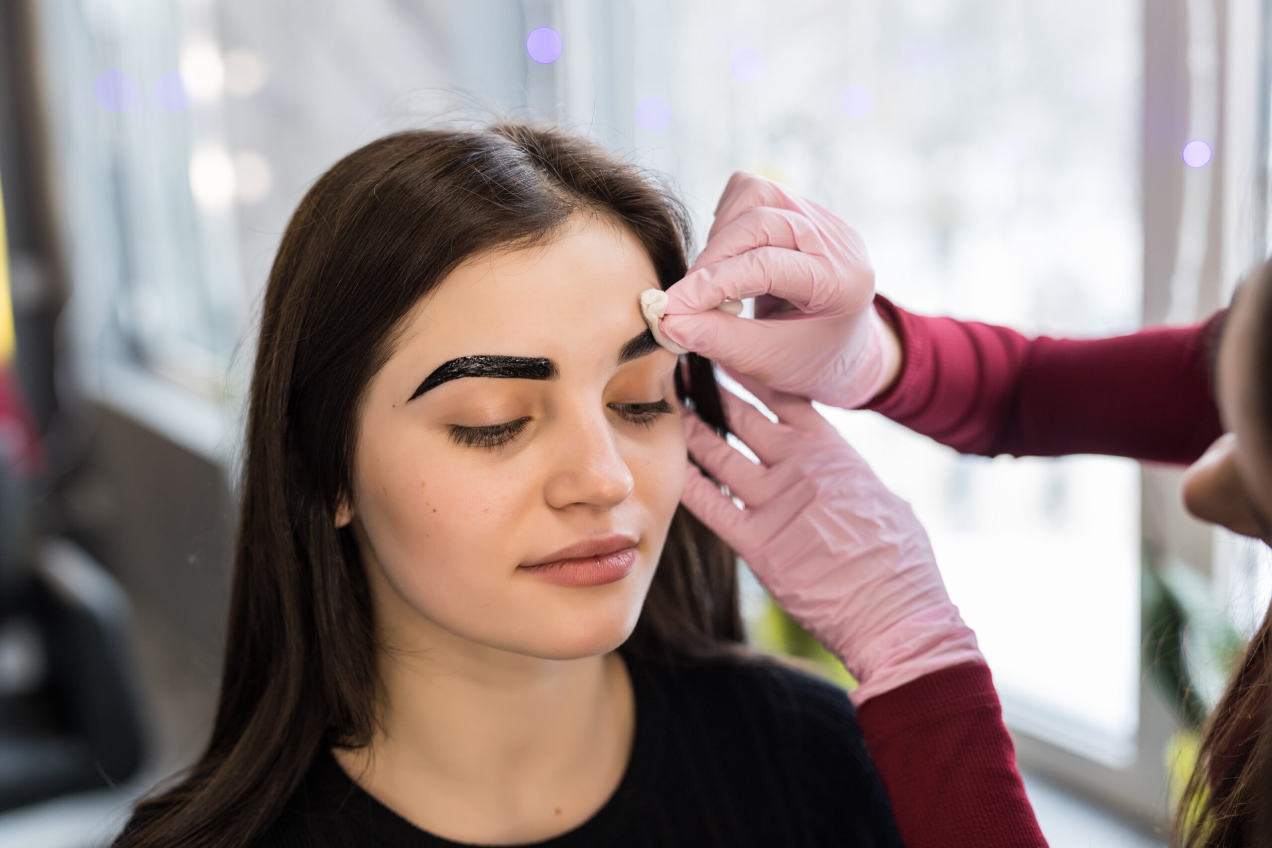 master doing final steps make up procedure salon scaled